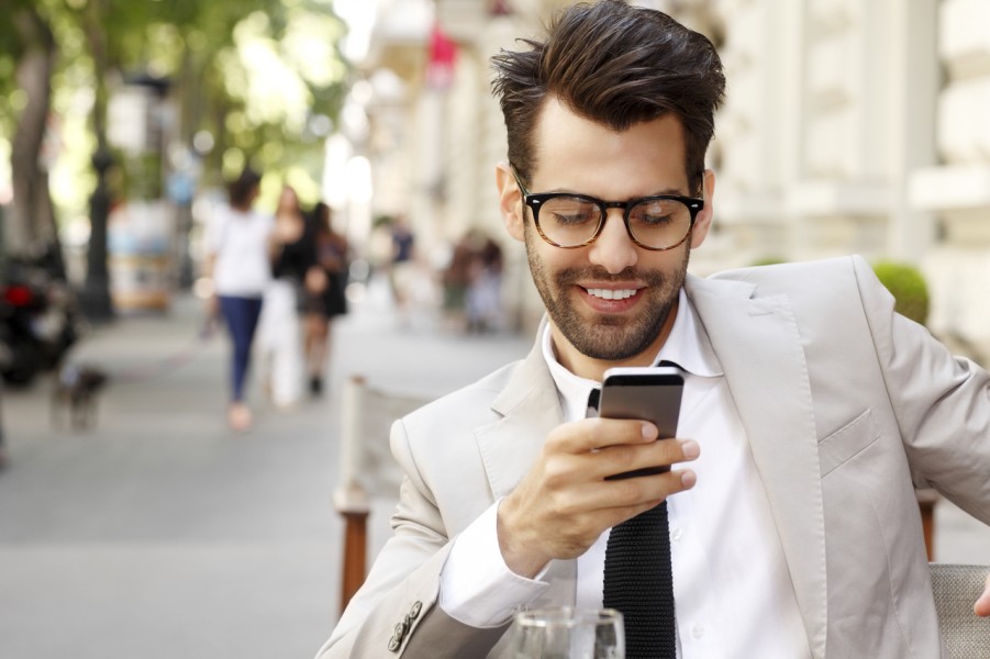 Complimenter un homme par SMS : comment s'y prendre avant une rencontre soft ?